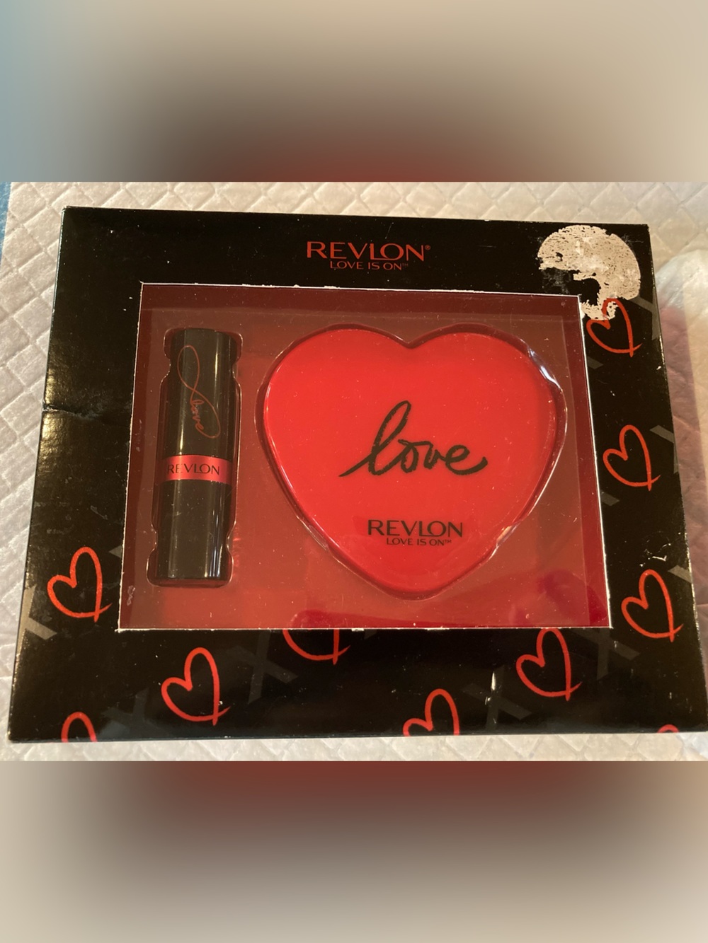 Revlon Heart Compact & Super Lustrous Lipstick Love Is On Creme 745